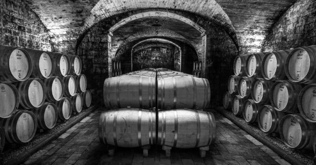 wina Antinori leżakujące w beczkach
