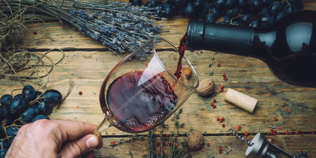 wino primitivo w kieliszku